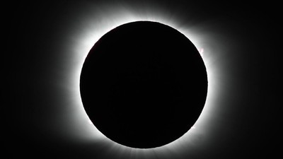 Gerhana Matahari Total di Amerika Latin Bulan menutupi matahari saat terjadi gerhana matahari total di Piedra del Aguila, Argentina, Senin, 14 Desember 2020. Gerhana matahari total terlihat dari wilayah Patagonia utara Argentina dan dari Araucania di Chili, serta gerhana sebagian dari dua pertiga bagian bawah Amerika Selatan. (Foto AP/Natacha Pisarenko)