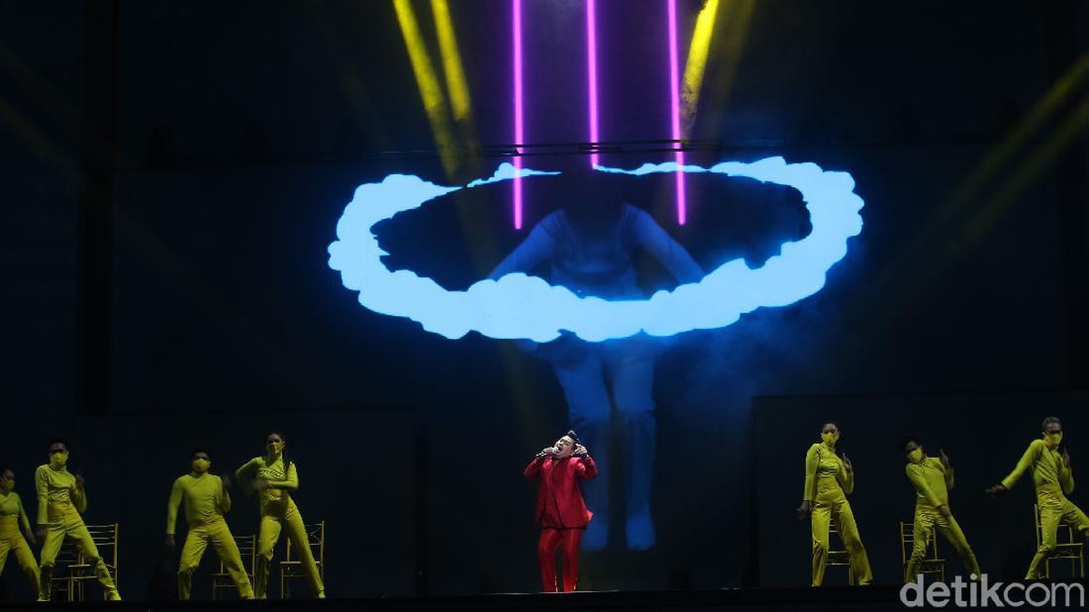 Penampilan sejumlah musisi di acara HUT Transmedia 19 Universe&period;