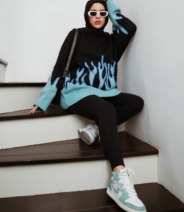 Selama masa kehamilan anak pertamanya yang bernama Jana Amira Priyanka, Aghnia rajin mem-posting foto-foto dirinya dalam dandanan makeup dan outfit yang semakin mengeluarkan aura kecantikannya. Di usia kandungan 35 minggu ini ia bergaya kasual dalam 3 tone warna, yakni oversized sweater hitam beraksen biru muda, celana, pashmina, dan tas hitam, kacamata warna putih juga paduan sneakers warna putih-biru. (Aghnia Punjabi/Foto: Instagram/aghniapunjabi)