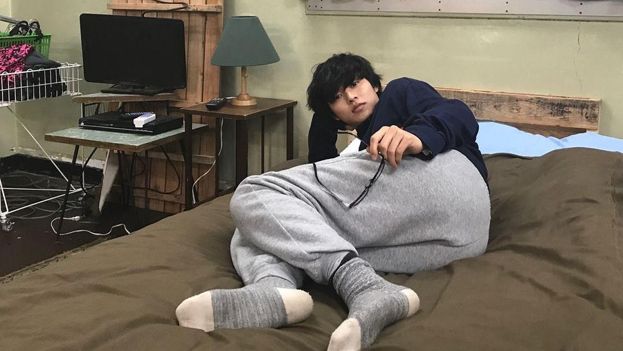 7 Potret Kento Yamazaki, Pemeran Alice In Borderland yang Populer di Jepang