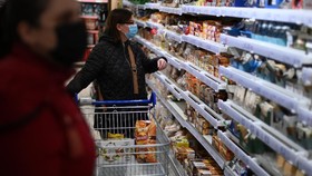 FOTO: Supermarket Timbun Makanan Jelang Brexit
