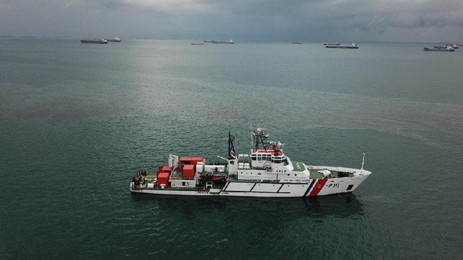 Empat kru diselamatkan dari kapal keruk berbendera Indonesia tenggelam di perairan Batam, Minggu (13/12) dini hari.