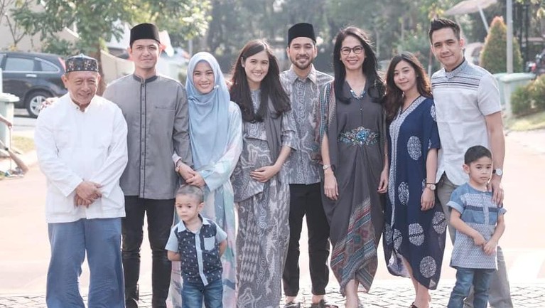 Potret Rukun Keluarga Kakak Alyssa Soebandono Usai Pindah Agama Potret Rukun Keluarga Kakak Alyssa Soebandono Usai Pindah Agama