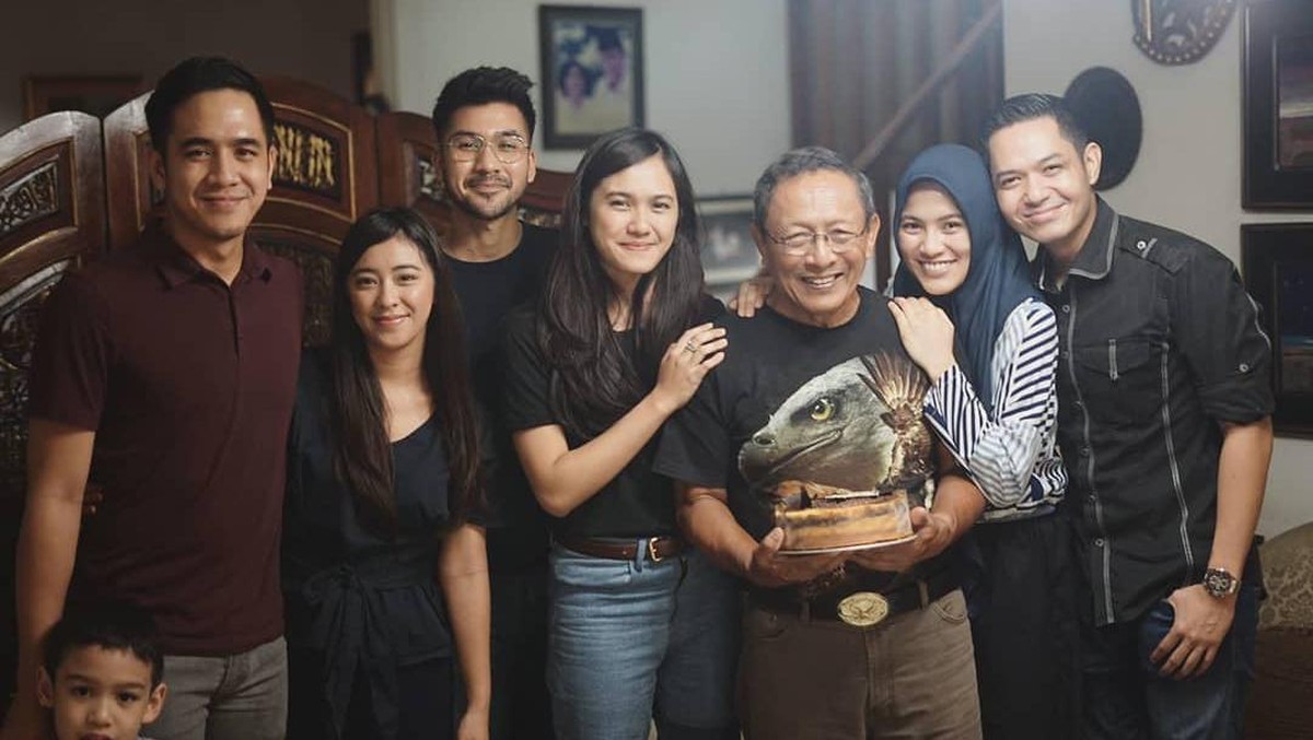 Potret Rukun Keluarga Kakak Alyssa Soebandono Usai Pindah Agama