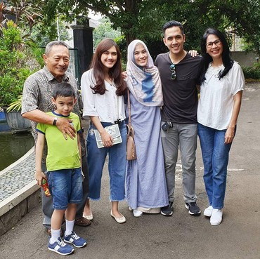 Potret Rukun Keluarga Kakak Alyssa Soebandono Usai Pindah Agama