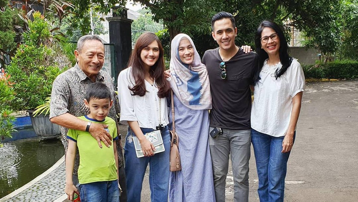 Potret Rukun Keluarga Kakak Alyssa Soebandono Usai Pindah Agama