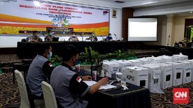 Rekapitulasi Pilkada Surabaya Diwarnai Hujan Interupsi