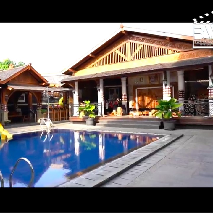 <p>Rumah mewah miliki Sule juga masuk dalam daftar hunian angker milik artis, Bunda. Komedian tersebut mengaku pernah mendapat teror mistis berupa gangguan hewan yang masuk rumah. Selain itu, diketahui juga bahwa di sana ada sesosok berbaju merah tanpa kepala dan lewat di atas kolam renangnya. Tak hanya itu, ayah Rizky Febian ini pun sering merasa ada orang yang memanggil-manggil namanya. (Foto: YouTube/Boy William)</p>