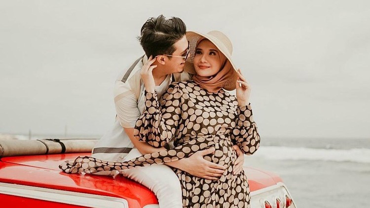 Penantian panjang itu kini terbayar, melalui proses bayi tabung Zaskia berhasil mengandung anak pertamanya. (Foto: Instagram @zaskiasungkar15)