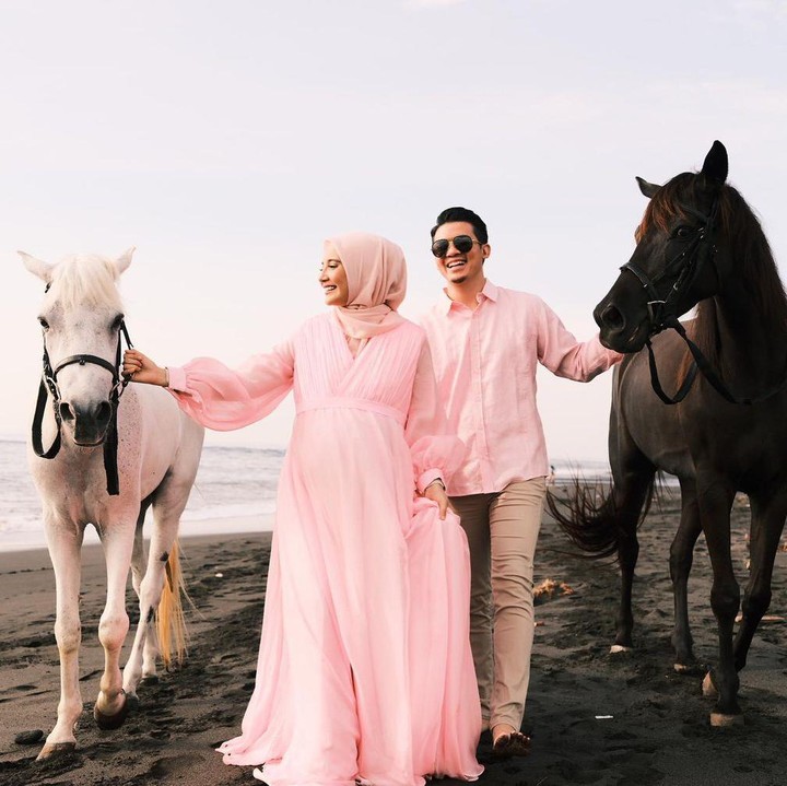 <p>Belum lama ini, pasangan ini melakukan babymoon di Pulau Dewata, Bali. (Foto: Instagram @zaskiasungkar15)</p>