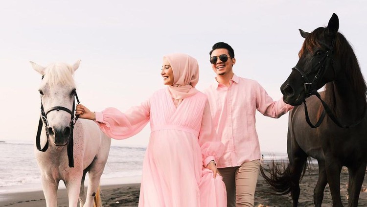 Belum lama ini, pasangan ini melakukan babymoon di Pulau Dewata, Bali. (Foto: Instagram @zaskiasungkar15)