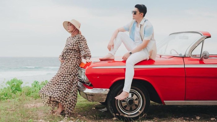 Keduanya tidak menyia-nyiakan kesempatan untuk mengabadikan momen manis yang selama ini mereka nanti. (Foto: Instagram @zaskiasungkar15)