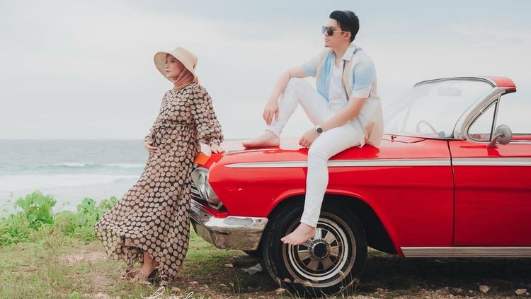 Keduanya tidak menyia-nyiakan kesempatan untuk mengabadikan momen manis yang selama ini mereka nanti. (Foto: Instagram @zaskiasungkar15)