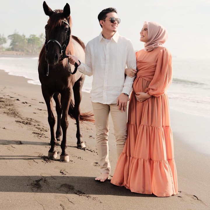 <p>Dalam potret ini, Zaskia dan Irwansyah terlihat lepas dan sangat bahagia ya, Bunda. (Foto: Instagram @zaskiasungkar15)</p>