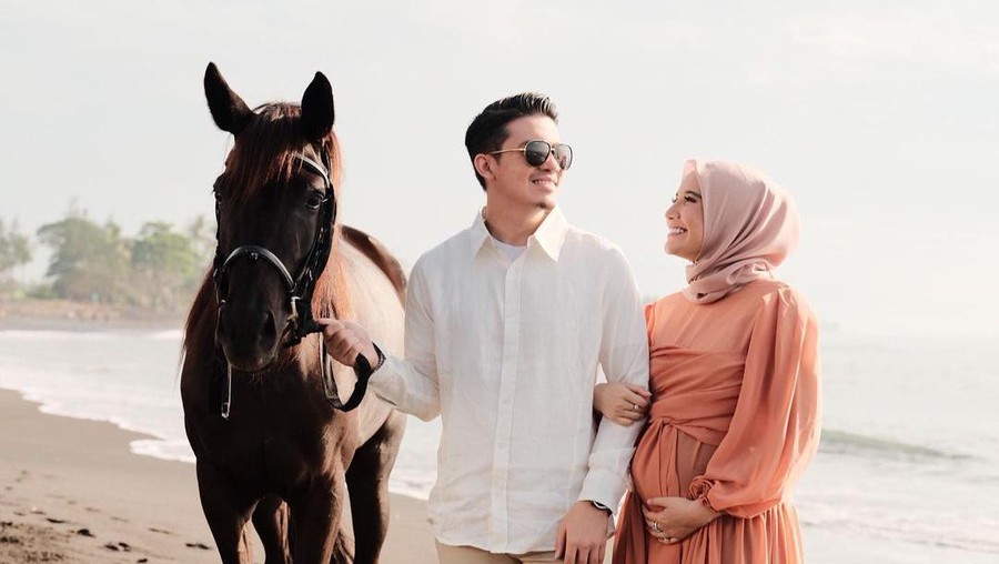 Dalam potret ini, Zaskia dan Irwansyah terlihat lepas dan sangat bahagia ya, Bunda. (Foto: Instagram @zaskiasungkar15)