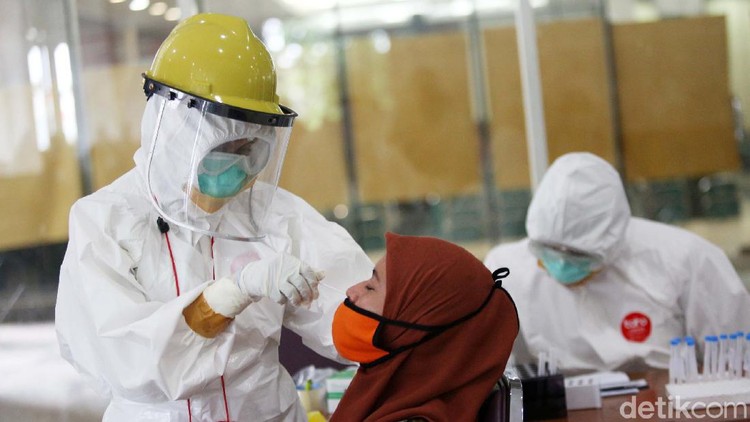 104 Warga Jalani Rapid Test Swab Antigen



Warga mengikuti tes swab rapid tes antigen di Walikota Jakarta Timur, Jakarta, Rabu (16/12/2020). Sebanyak 104 warga menjalani rapid tes swab antigen. hw
