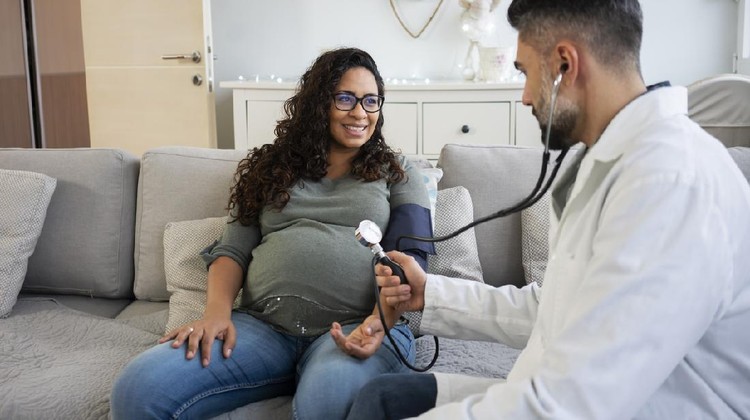 1094468390 Doctor visit pregnant woman at home