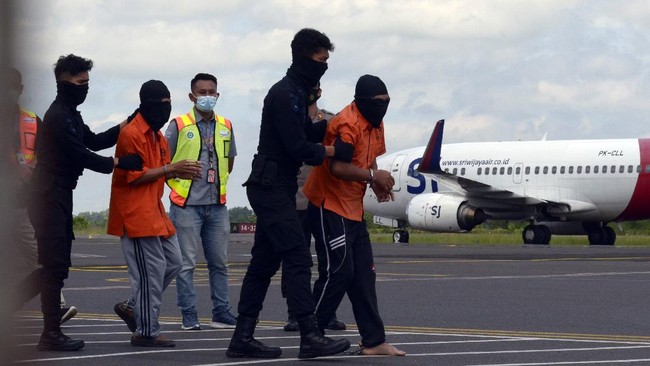 Mabes Polri bakal menjemput belasan terduga teroris jaringan Jamaah Ansharut Daulah (JAD) di Bandara Soekarno-Hatta pada Kamis (4/2).