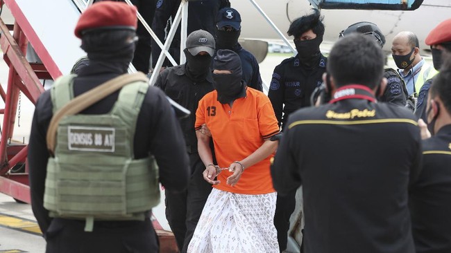 Terduga teroris Makassar yang juga anggota FPI, Ahmad Aulia, mengaku telah berbaiat ke ISIS sejak 2015.