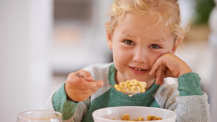 Portrait of a cute little girl eating breakfast at homehttps://195.154.178.81/DATA/i_collage/pi/shoots/783569.jpg
