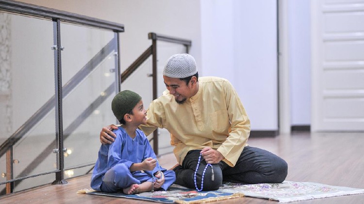anak salat Muslim family worship during ramadhan