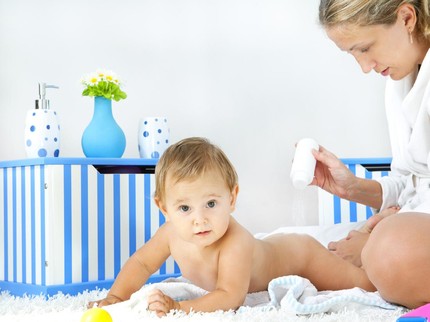 Tips Pakai Bedak Bayi yang Tepat untuk Bangun Bonding dengan Anak