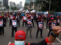 Massa Demo Buruh Bubarkan Diri, Jalan Medan Merdeka Barat Dibuka
