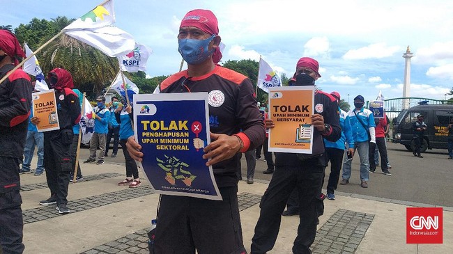Polisi memasang kawat berduri untuk menghalangi para buruh yang hendak berdemo menolak Omnibus Law di depan gedung MK.