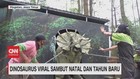 VIDEO: Dinosaurus Viral Sambut Natal dan Tahun Baru