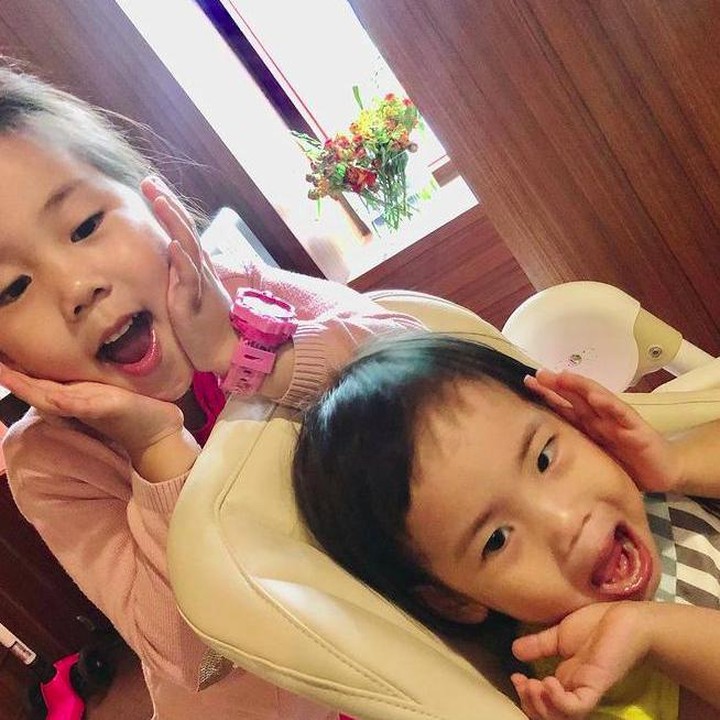 <p>Dari pernikahannya dengan Kim Tae Young, Eugene dikaruniai dua anak perempuan, Bunda. (Foto: Instagram @eugene810303)</p>