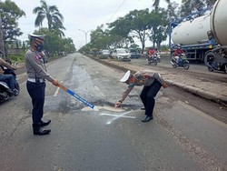 Hati-hati, Jalan Berlubang di Jalur Lamongan-Babat Rawan Kecelakaan