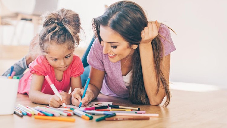 Ilustrasi ibu dan anak menggambar di rumah Mother and daughter coloring pages on the floor