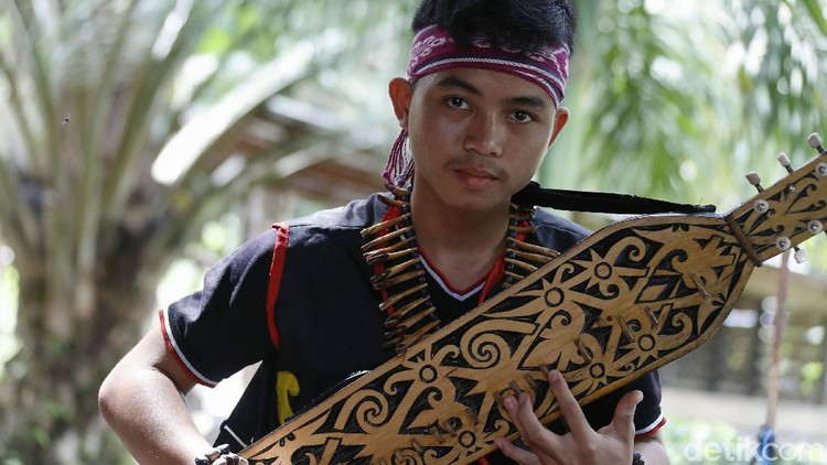 Sape merupakan alat musik tradisional Suku Dayak Kalimantan. Alat musik yang terbuat dari kayu ini dimainkan dengan cara dipetik.