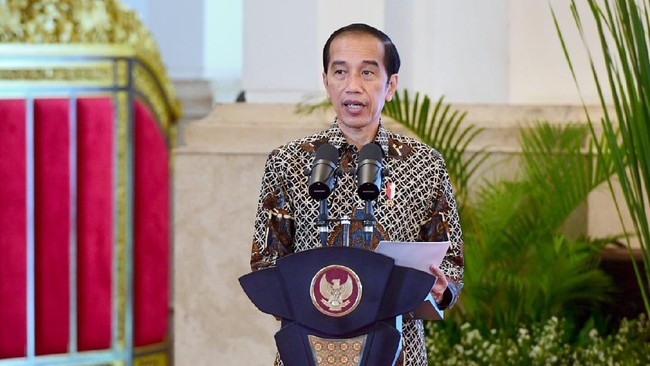 Jokowi menyatakan 2022 ini jadi moment penting pengembangan baterai kendaraan listrik di RI karena investor siap olah nikel dan kobalt jadi bahan baterai.