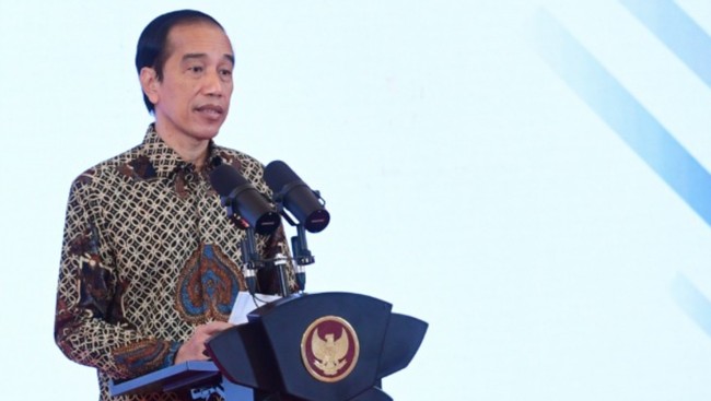 Presiden Joko Widodo (Jokowi) mendoakan keluarga penumpang dan awak pesawat Sriwijaya Air SJ 182 serta terus memantau pencarian.