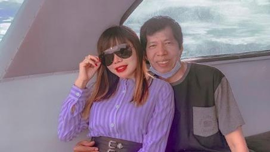 pelukan erat kiwil ke istri baru.