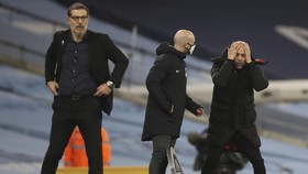 Guardiola Bertingkah Aneh di Man City