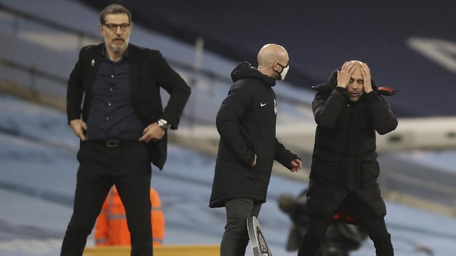 Pelatih Manchester City Pep Guardiola terlihat putus asa saat anak asuhnya ditahan imbang tim papan bawah West Bromwich Albion 1-1.