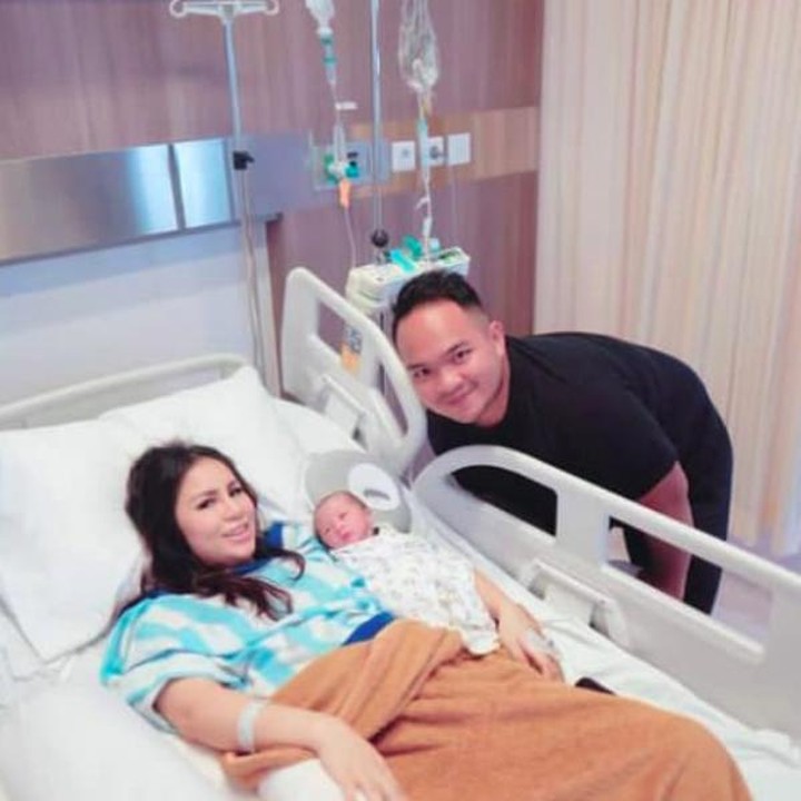 <p>Mantan vokalis Geisha, Narova Morina Sinaga atau akrab disapa Momo, melahirkan anak pertamanya di Singapura pada 28 Februari 2019. Momo diketahui sempat menetap selama sebulan di Singapura usai melahirkan di Rumah Sakit Mount Elizabeth. Anak pertamanya yang berjenis kelamin perempuan ini diberi nama Sheena Gabriella Aurora. (Foto: Instagram @therealmomogeisha)</p>
