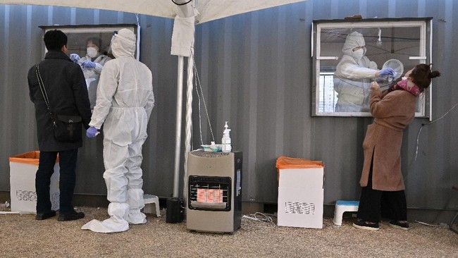Sekitar 70 persen kasus infeksi baru virus Covid-19 yang tercatat pada Hari Natal, Jumat (25/12), berasal dari wilayah ibu kota Seoul.