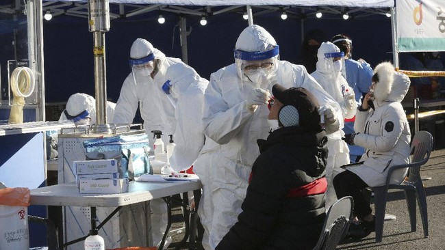 Korea Selatan menghentikan program tes dan tracing Covid-19 besar-besaran usai 'kebanjiran' kasus infeksi virus corona varian Omicron belakangan ini.