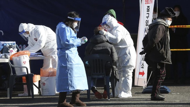 Korea Selatan kembali mencatat infeksi virus corona dalam sehari sebanyak 1.092 kasus baru dan pecah rekor kematian dalam 24 jam mencapai 17 orang.