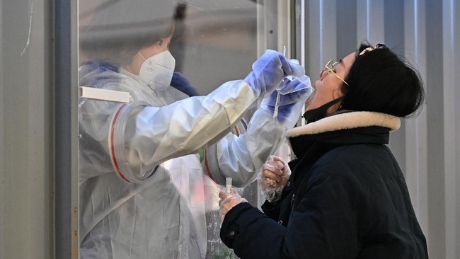 Jepang mencetak rekor Covid-19 dengan laporan 186 ribu kasus infeksi corona dalam 24 jam hingga Kamis (21/7). Angka kematian harian mencapai 40 jiwa.