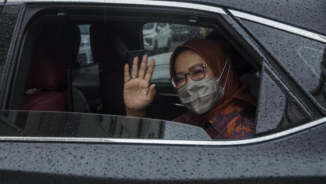 Bupati Bogor Ade Yasin mengenakan rompi oranye khas tahanan KPK usai terjaring operasi tangkap tangan terkait kasus dugaan suap laporan keuangan.
