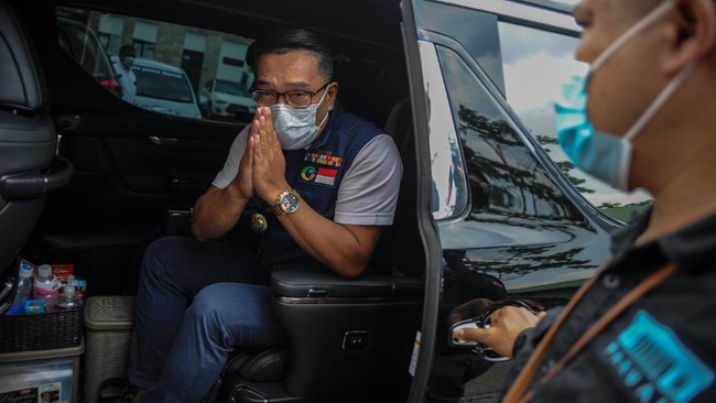 Gubernur Jabar Ridwan Kamil meminta warganya untuk menunda perjalanan sambil berharap ada perubahan kondisi hingga tak perlu lagi menarik 'rem darurat'.
