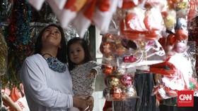 FOTO: Corona Buat Omzet Dekorasi Natal Anjlok 50 Persen