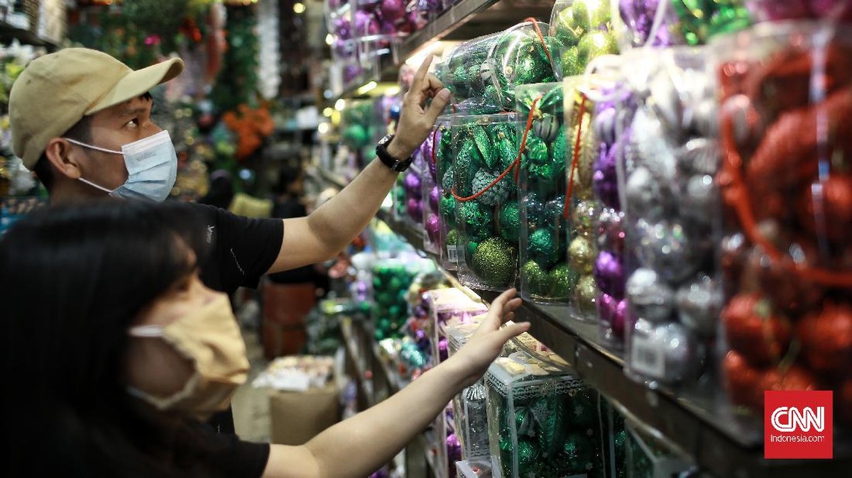 FOTO: Corona Buat Omzet Dekorasi Natal Anjlok 50 Persen