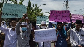 FOTO: Massa Pendukung Rizieq Demo di Kantor Polisi Sampang
