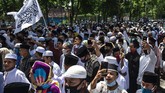 FOTO: Massa Pendukung Rizieq Demo di Kantor Polisi Sampang Massa pendukung Rizieq mendatangi kantor polisi di Sampang menuntut pembebasan Imam Besar FPI Rizieq Shihab dari tahanan Polda Metro jaya.