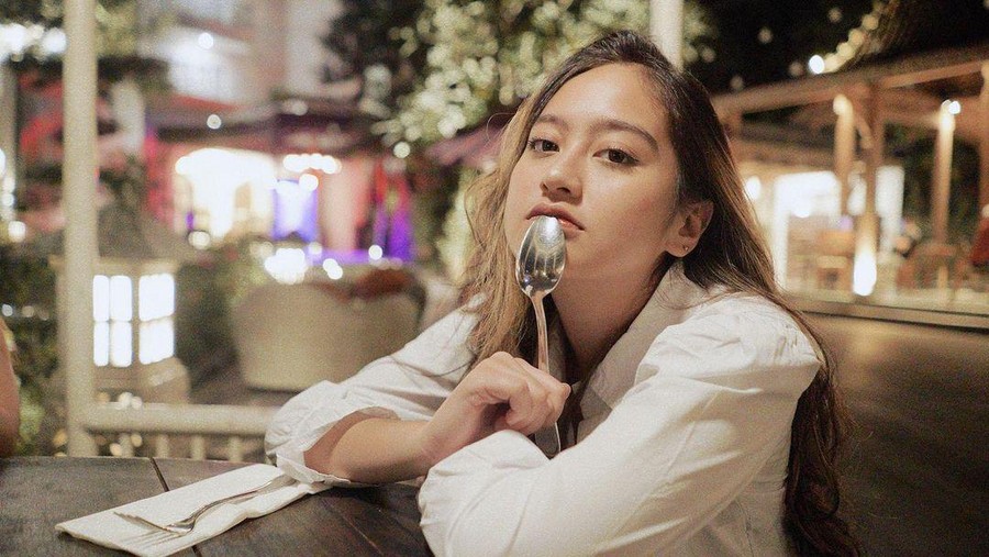 Salshabilla Adriani Tampil Modis Kekinian Saat Makan Es Krim